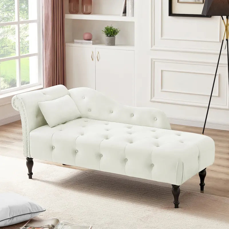 60.6 Chaiselongue mit Samtbezug, Knopfheftung und Ziernägeln