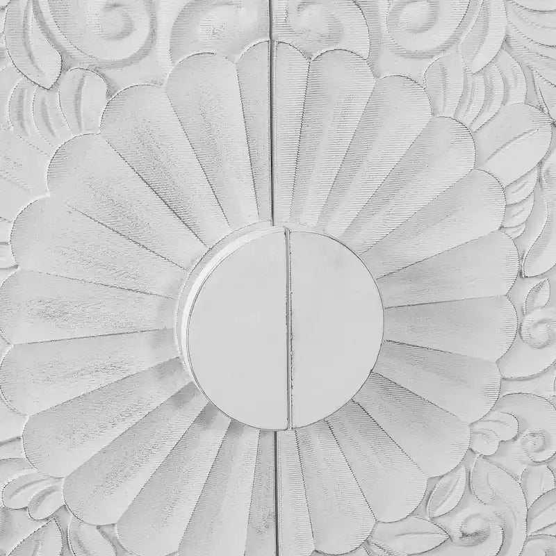 Lily-Sideboard mit geschnitztem Blumenmotiv an den Türen, großem Stauraum und Regalen
