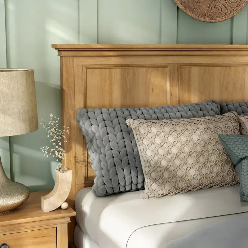 Bett aus Massivholz mit Paneelen aus natürlicher Eiche im Landhausstil