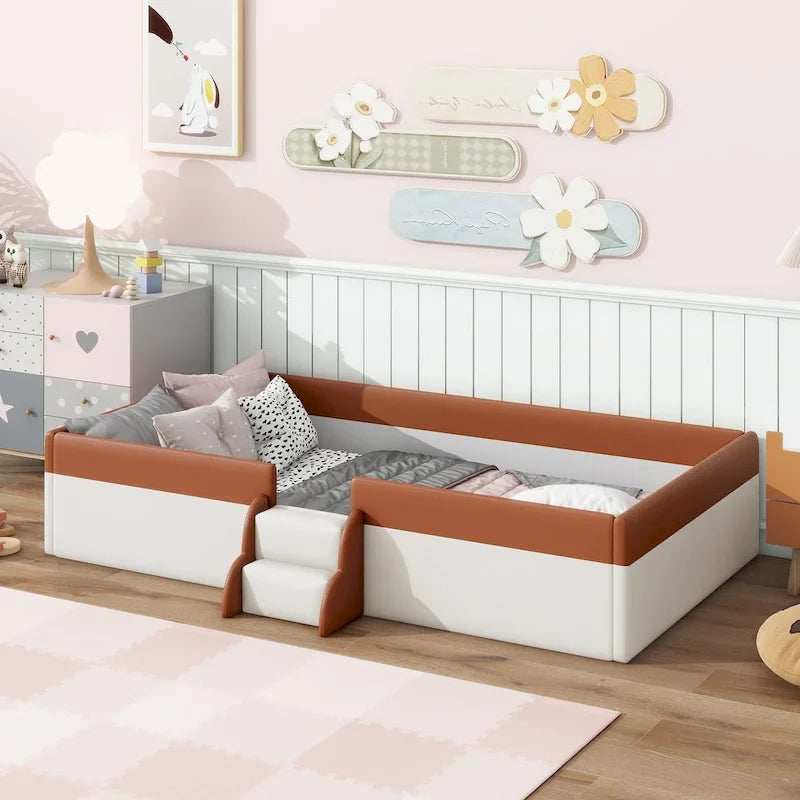 Cama de suelo infantil con barandillas, estructura de diván tapizada en PU, cama con panel de listones de madera y pequeña escalera para niñas y niños