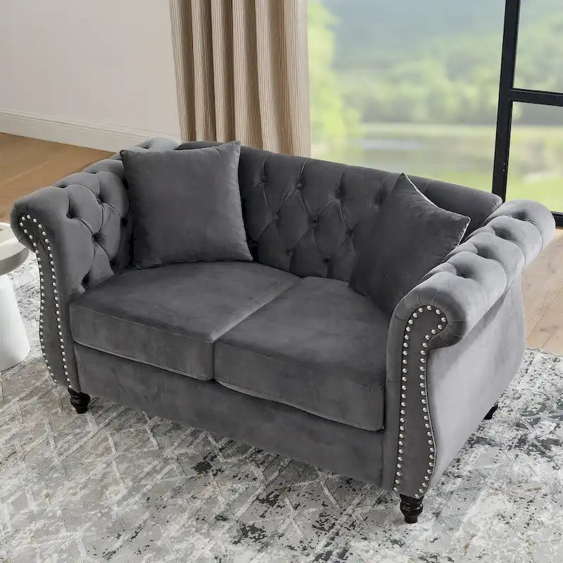 Samt-Loveseat mit geschwungenen Armlehnen und Ziernägeln