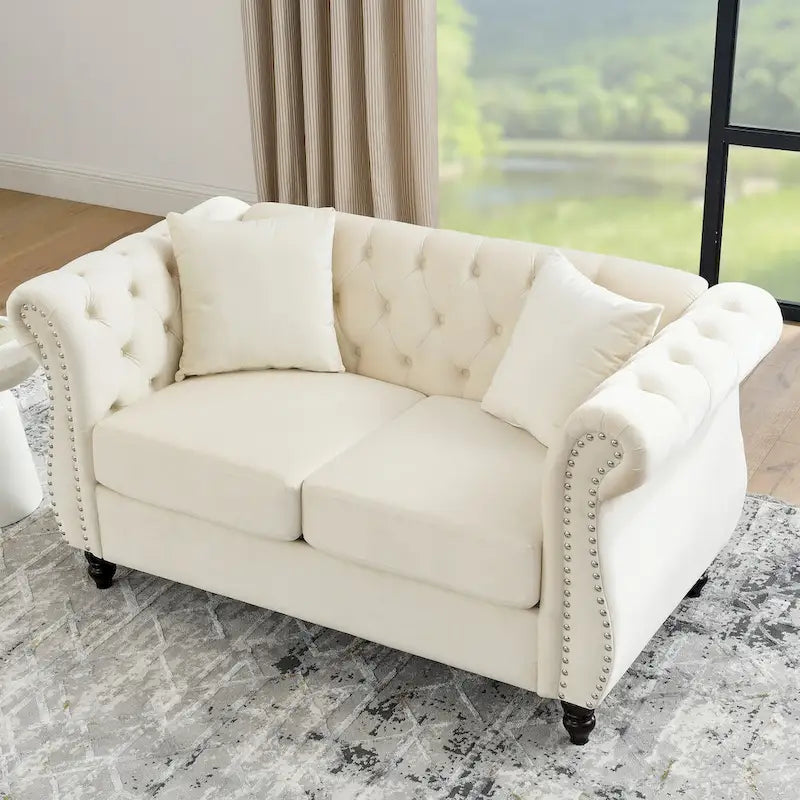 Samt-Loveseat mit geschwungenen Armlehnen und Ziernägeln