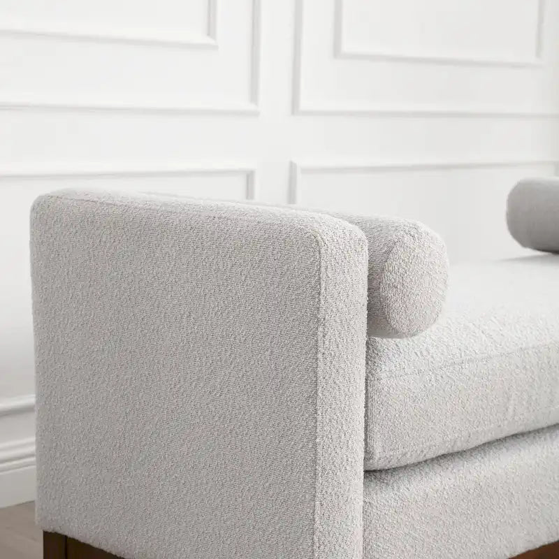 Elegante banco tapizado para colocar al pie de la cama y en la sala de estar