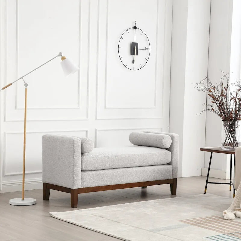 Elegante banco tapizado para colocar al pie de la cama y en la sala de estar