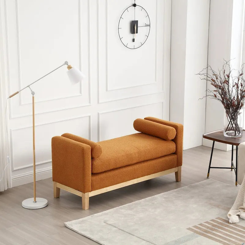 Elegante banco tapizado para colocar al pie de la cama y en la sala de estar
